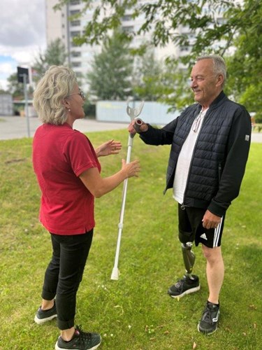 Johnny smider krykken - rehabilitering hos Sahva