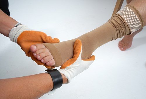 Kompressionsstrømpe tages på - Sahva