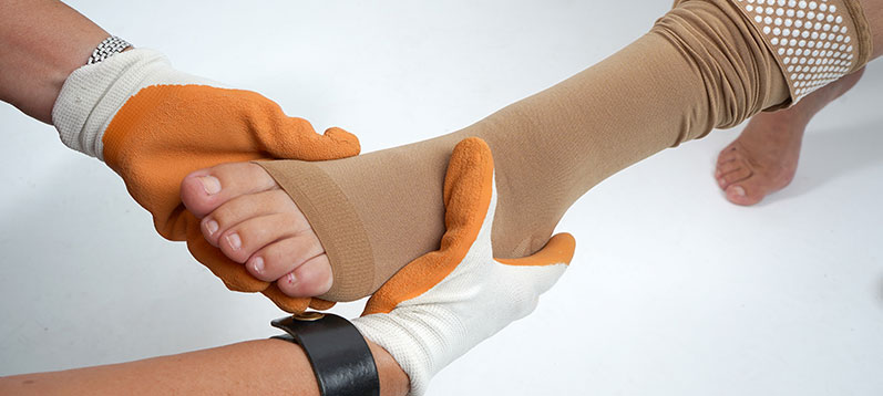 Strømpehandsker hjælper dig med at trække strømpen på plads - Sahva