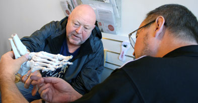 Mænd kigger på en skeletfod - Sahva