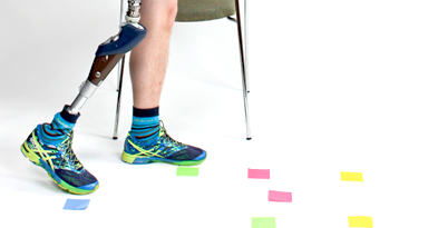 Benptrotesebruger øver forhindringer på gulvet - Sahva