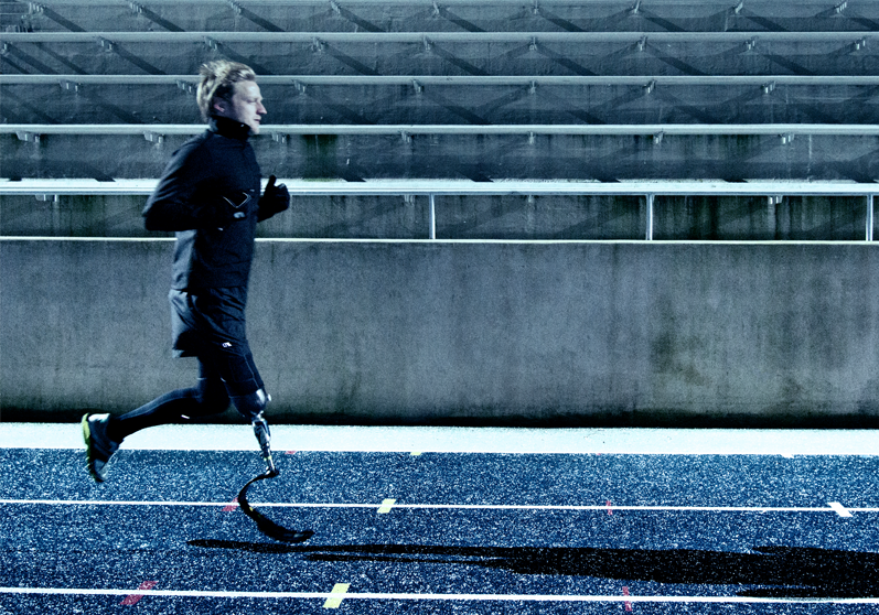 Kvinde med løbeprotese løber - Sahva