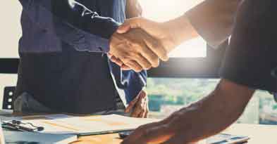 To mennesker giver hånden