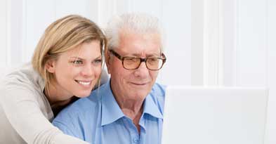 Kvinde og mand kigger på computeren - Sahva