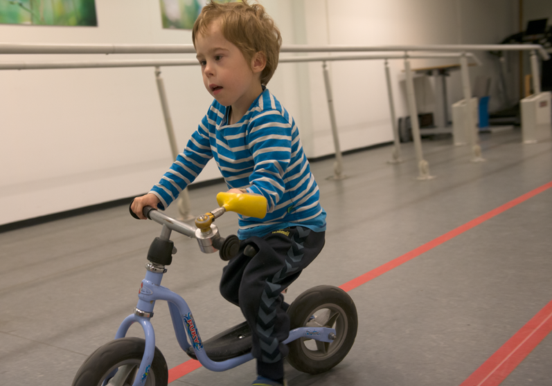 Dreng med armprotese cykler - Sahva