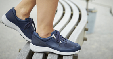 Kvinde balancerer på en fod med sundt fodtøj