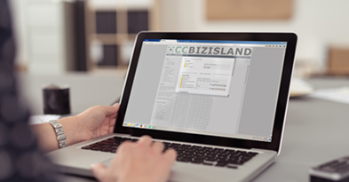 mand skriver på computer