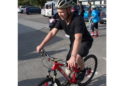Claus Henrik Svendsen på cykel med benprotese