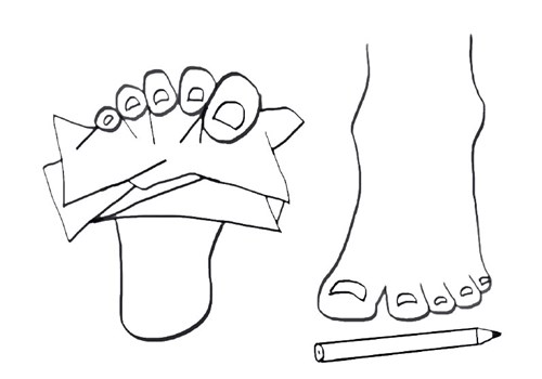 Kram en avisside eller et håndklæde sammen ved hjælp af tæerne