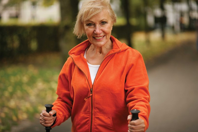 ældre kvinde med vandrestave