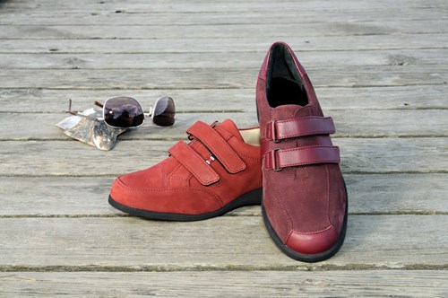 Røde fodformede sko og solbriller