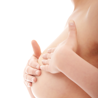 Kvinde der holder hænderne på sit bryst