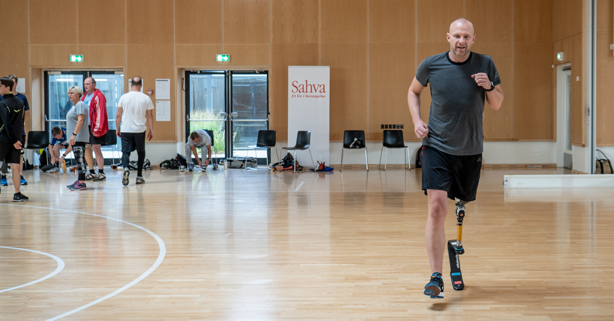 Peter løber med sin løbeprotese i en gymnastiksal - Sahva