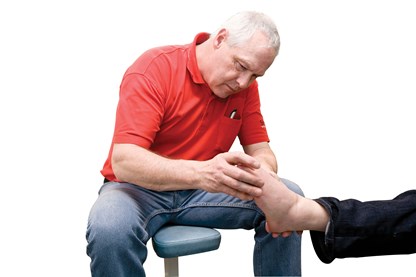 Skomageren foretager en klinisk undersøgelse af en kvindes fod