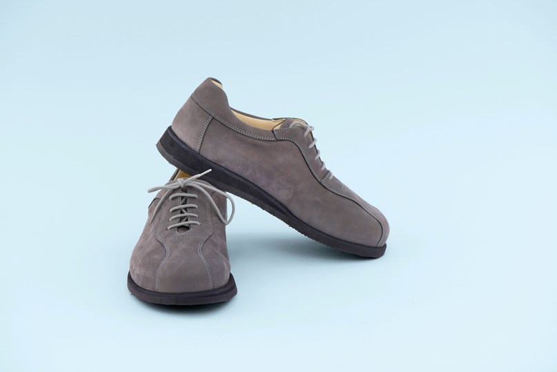 Håndsyede grå sko