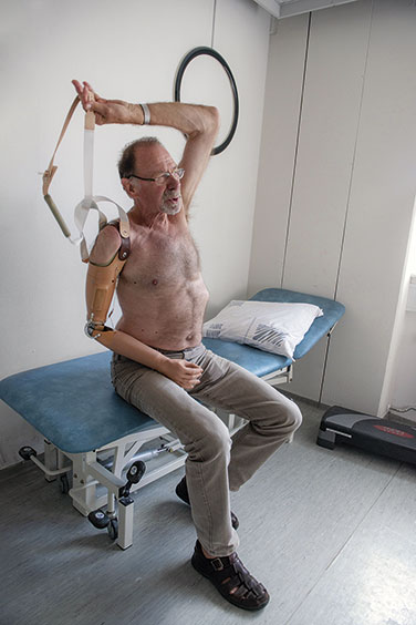 Mand tager sin armprotese på - Sahva