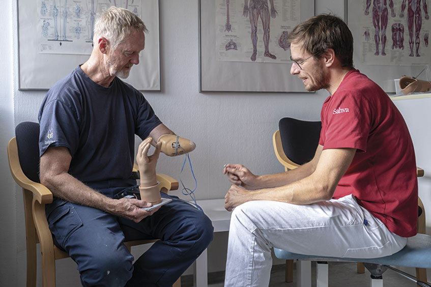 Mand til konsultation om sin armprotese - Sahva
