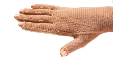 Hånd iført brun kompresseionshandske - Sahva