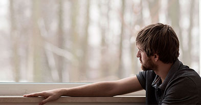 Mand kigger ud af vinduet - Sahva