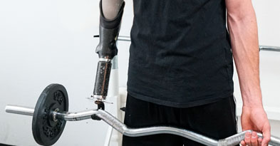 Mand med armprotese laver vægtløftning - Sahva