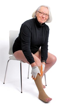 Edith tager kompressionsstrømper på