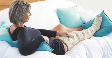 Kvinde liggende i sofa iført mobiderm natbandage - Sahva