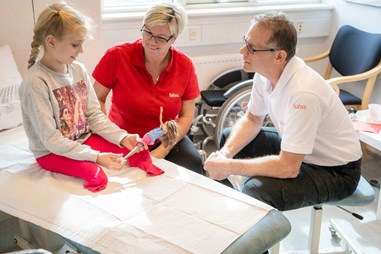 Bandagisten snakker med ung pige