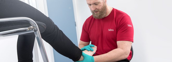 Ortopædiskskomager undersøger dine fødder før de endelig mål tages.