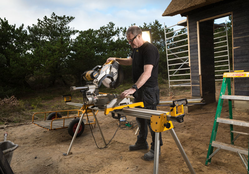 Tømrer med nedslidte fødder: ”Sikkerhedssko fra Sahva har givet mig flere år på arbejdsmarkedet”