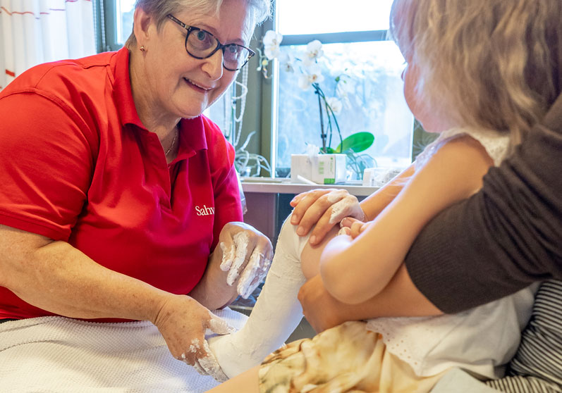 Bandagisten tager gips afstøbning til AFO - Sahva