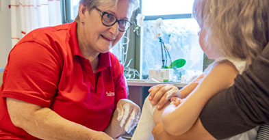 Bandagist tager gipsafstøbning af ben - Sahva