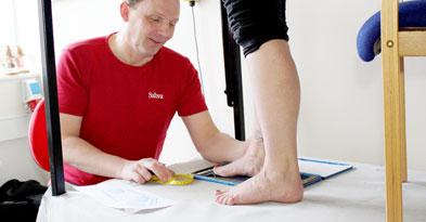 Ortopædisk skomager tager mål af foden - Sahva