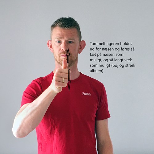 Hold din tommelfinger i strakt arm lige foran øjnene. Fokuser på den. Bevæg den ind mod øjnene, ligeså langt som dit visuelle fokus tillader. Bevæg den ud igen og gentag. Er det vanskeligt eller sløret, kan du sætte hastigheden eller bevæge-udslaget ned.