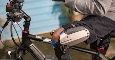 Mand cykler iført C-brace ortose - Sahva