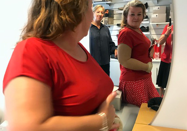 Stolt kvinde prøver sin brystprotese - Sahva