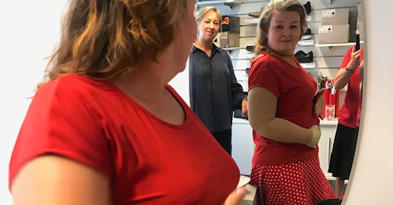 Stolt kvinde med sin brystprotese - Sahva