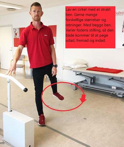 Hvis du vil lave øvelsen uden protese på, kan du ligge ned på siden og lave cirkler med det øverste ben.