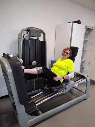 Ulla træner med FES-systemet på - Sahva hjælpemidler