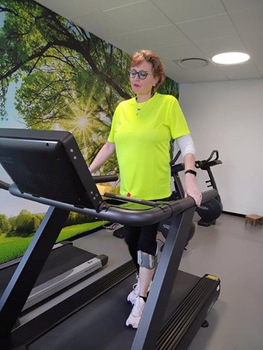 Ulla kan igen bevæge sin slappe fod - Sahva hjælpemidler