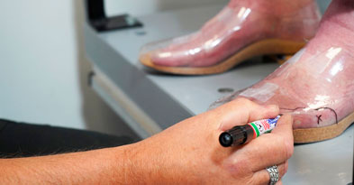 Ortopædiske sko bliver optegnet - Sahva