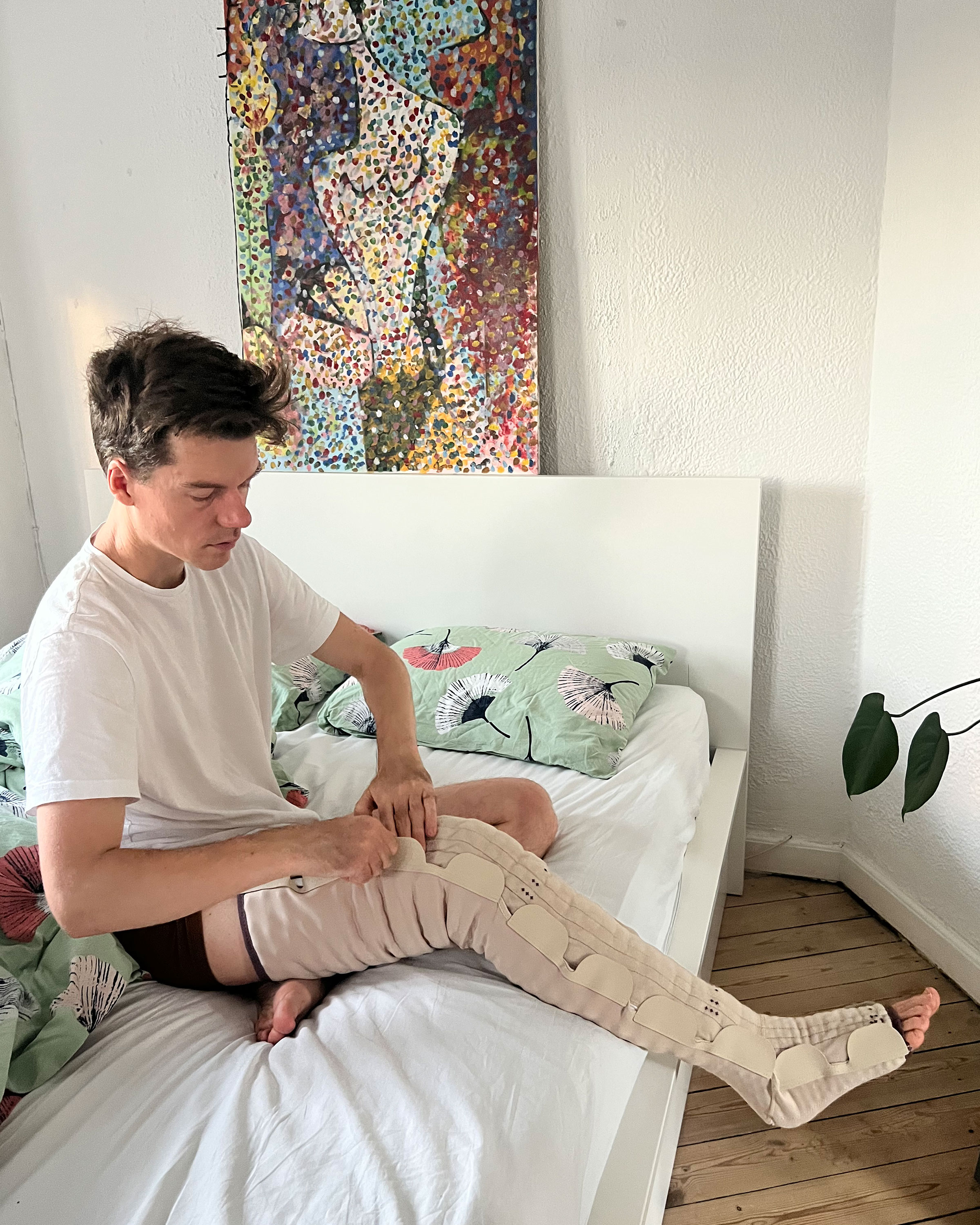 Natbandage patient siddende i sengen - Sahva